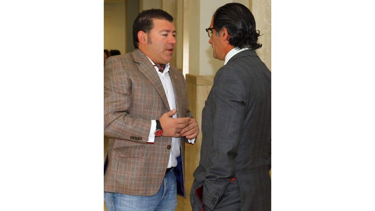 Javier Baena dialoga con el abogado Álvarez Prida.