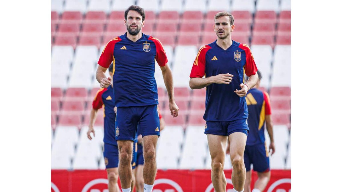 España se entrenó ayer en Sevilla antes de viajar a Noruega. P. GARCÍA