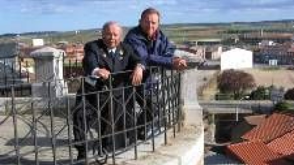 Manuel López y Ángel Cañedo posan en la muralla de Astorga