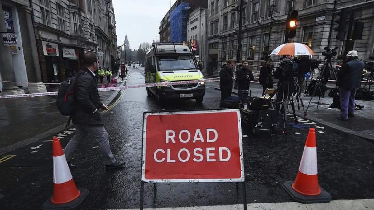 Un cordón policíal impide el acceso a la calle Whitehall en los alrededores del Parlamento de Londres.