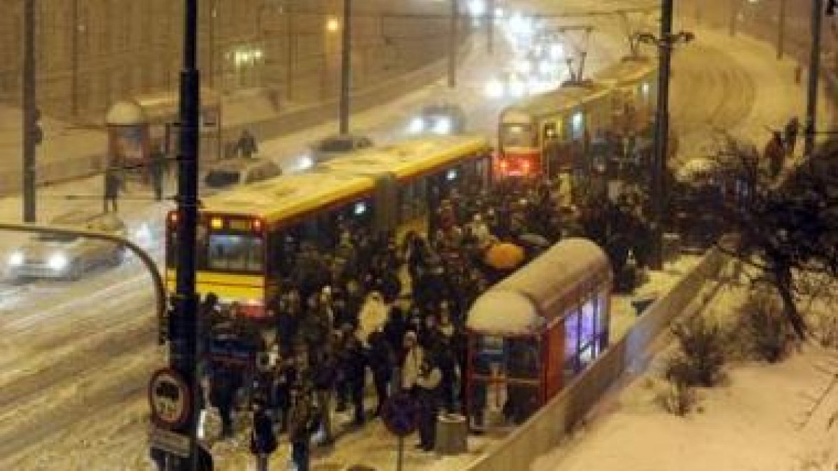 Una gran nevada colpasó ayer la capital de Polonia, Varsovia, ante el bloqueo del transporte.