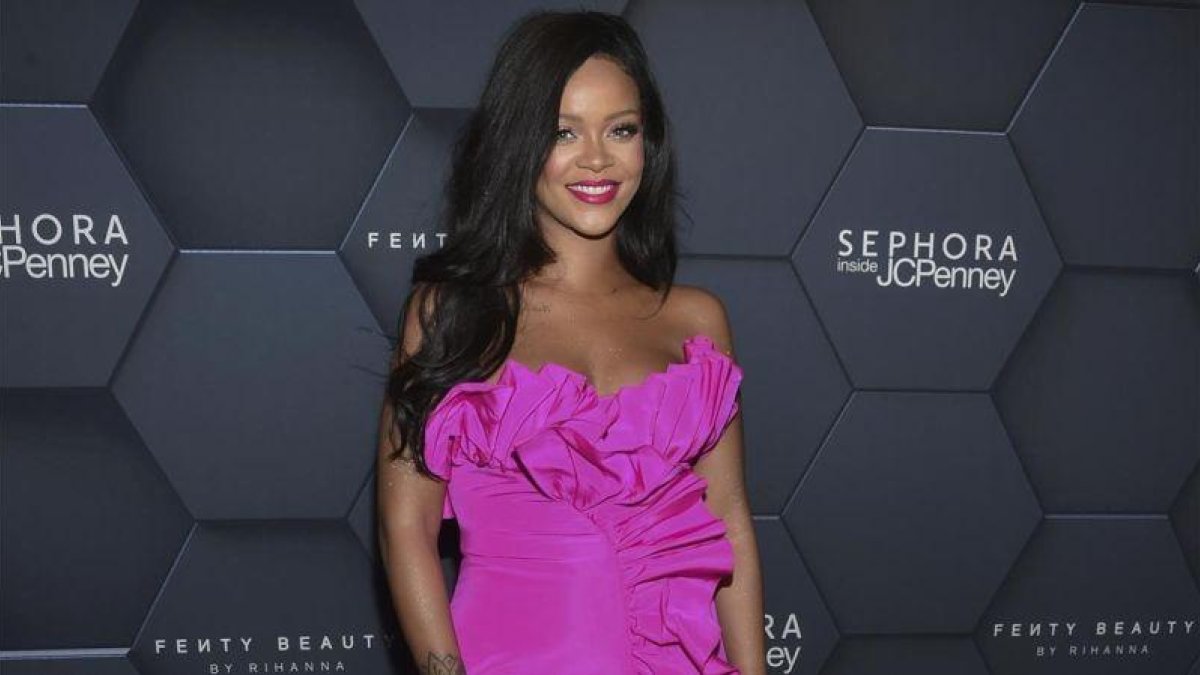 La cantante Rihanna posa antes de un evento de su marca de cosméticos, Fenty Beauty.