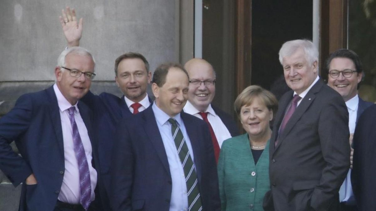 Angela Merkel este miércoles en Berlín con dirigentes de los partidos políticos con los que está negociando un posible gobierno de coalición.