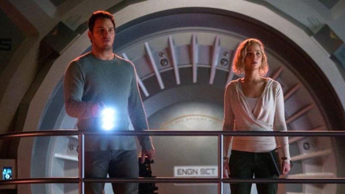 Chris Pratt y Jennifer Lawrence, en un fotograma de 'Passengers'.