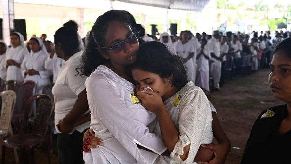 Funeral por las víctimas de los atentados en Sri Lanka, este martes, en una iglesia de Negombo.