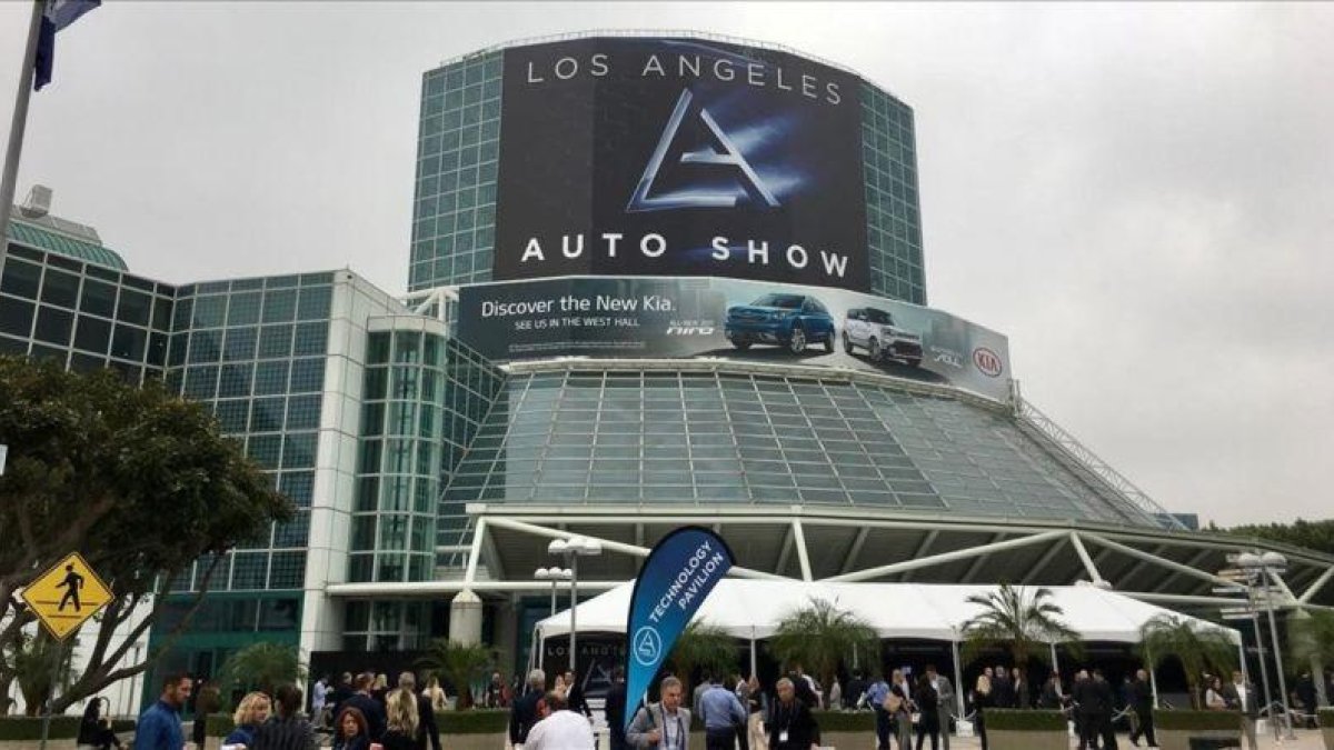 Acceso principal al Salón del Automóvil de Los Angeles.