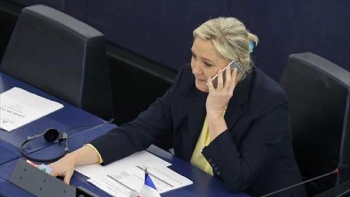 La europarlamentaria Marine Le Pen, ayer, en la Cámara de Estrasburgo.