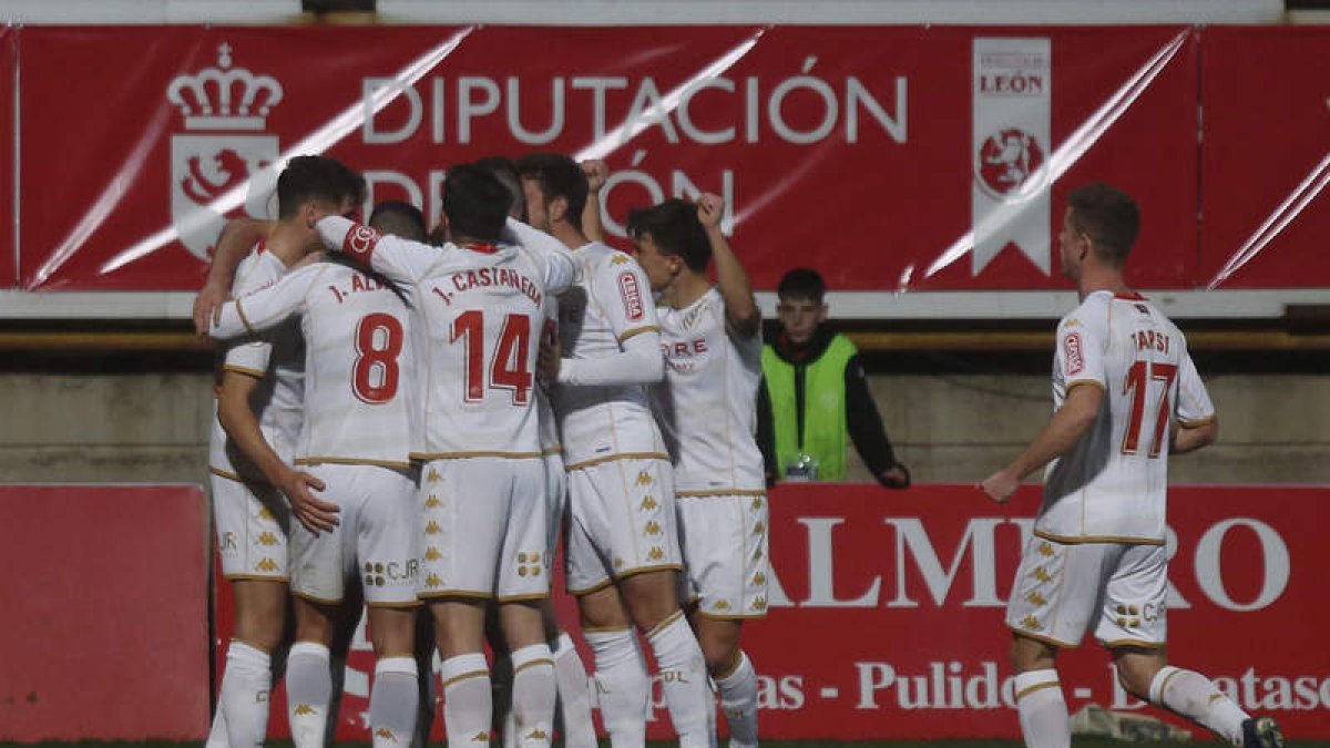 La Cultural festeja el gol anotado por Claudio Medina, el primero ante el San Fernando, que encarrilaba el encuentro para un equipo leonés en buena racha. FERNANDO OTERO