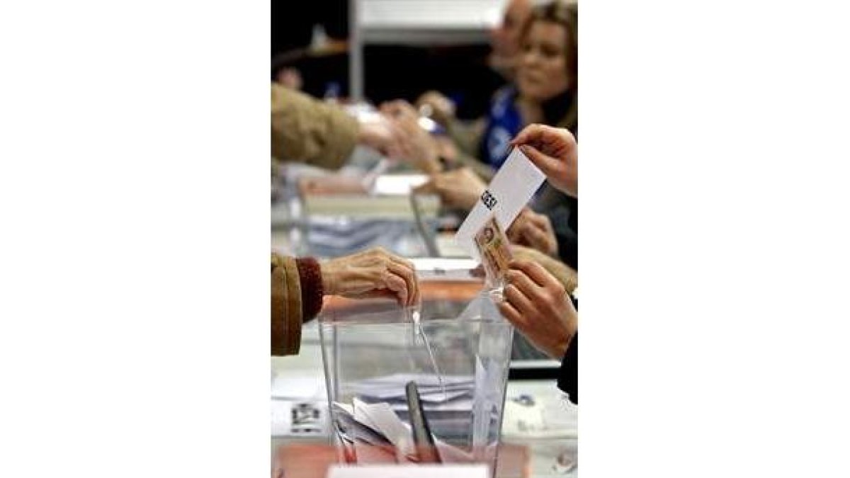Una mujer vota en Sant Cugat del Vallès.