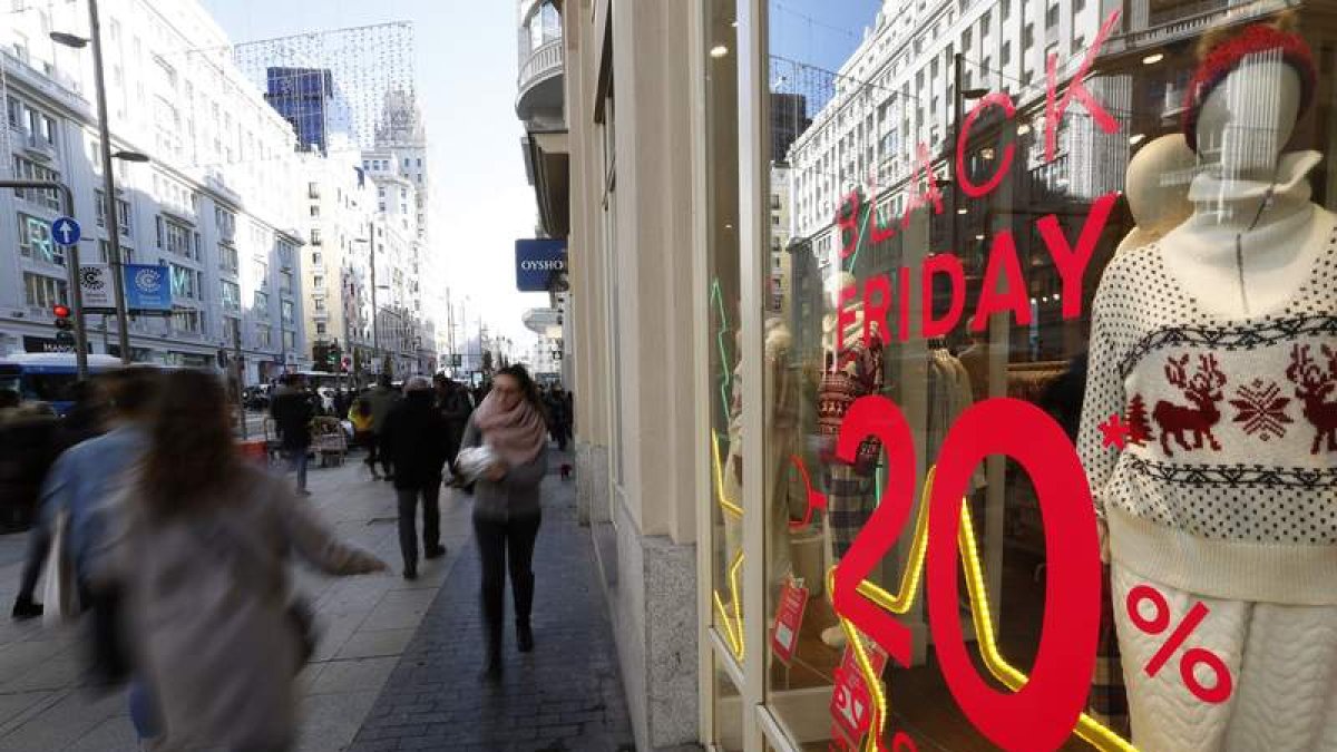 La banca española se vuelca en la oferta de créditos al consumo. JAVIER LIZÓN