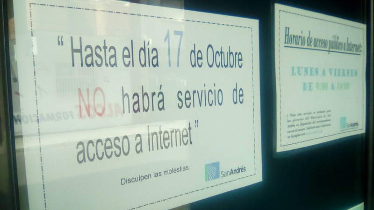 Cartel colocado en el Aula de Nuevas Tecnologías para indicar el bloqueo de acceso a Internet. DL