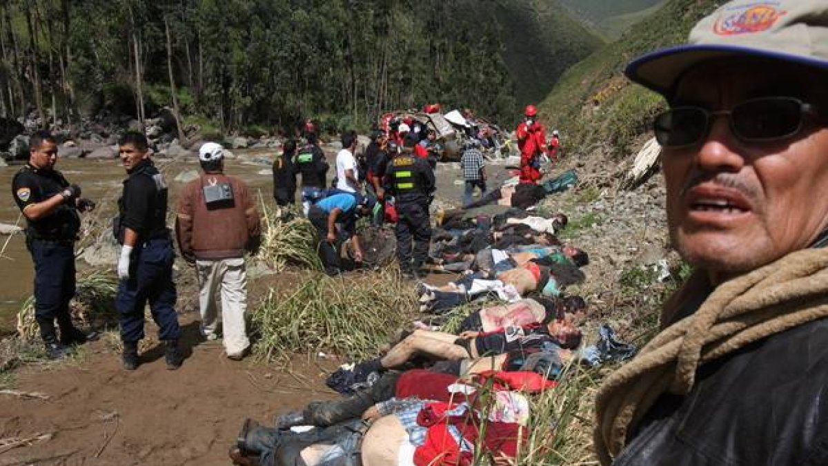 Las víctimas mortales del accidente de un autobús en Perú han sido restacadas de las auguas del río Moche.