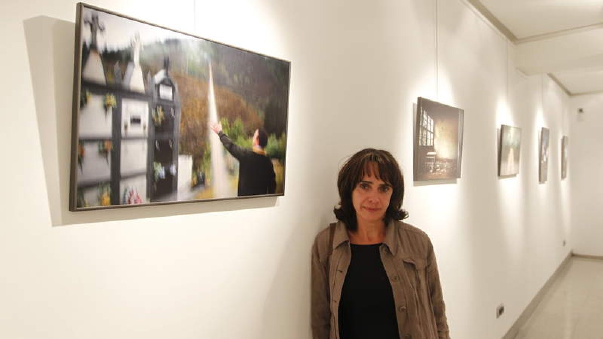 La fotógrafa Cecilia Orueta, al lado de una de sus trabajos, presenta ahora un nuevo libro titulado ‘The End’.