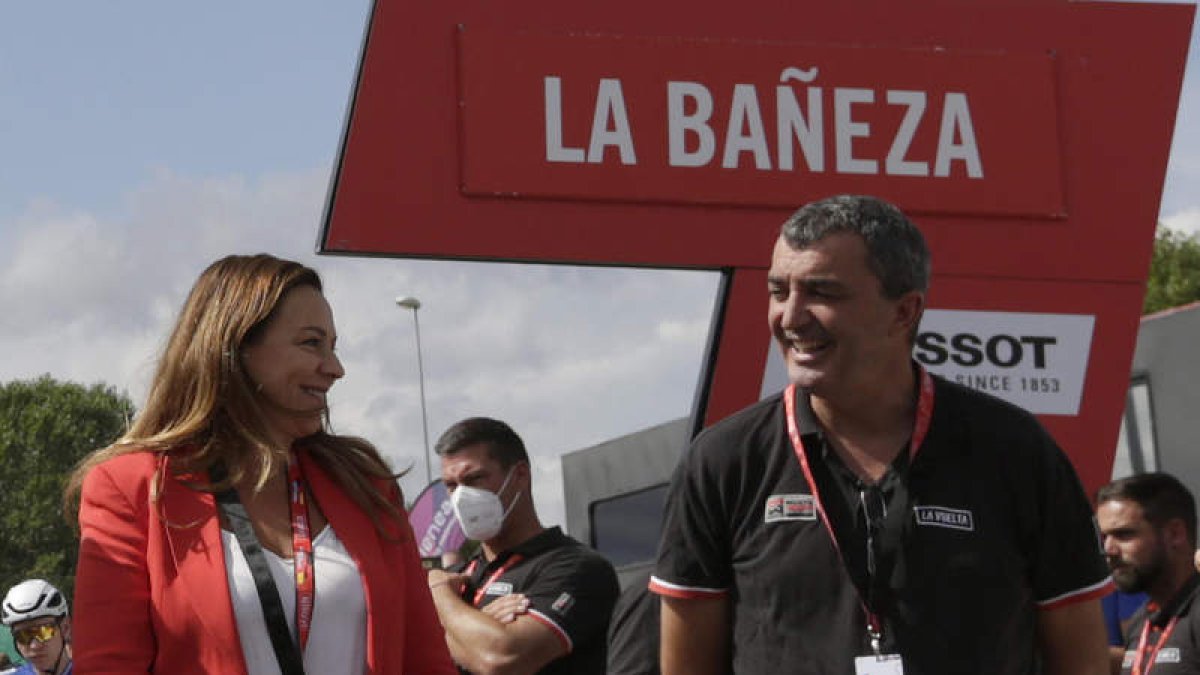 Javier Guillén, director general de la Vuelta, junto a Cristina Álvarez, ayer en La Bañeza. FERNANDO OTERO