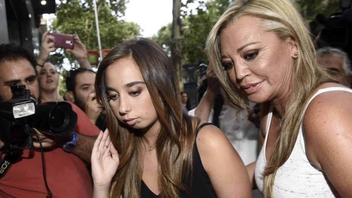 Andrea Janeiro con su madre, Belén Esteban, en la celebración de su 18º aniversario, el pasado 20 de julio en Madrid.