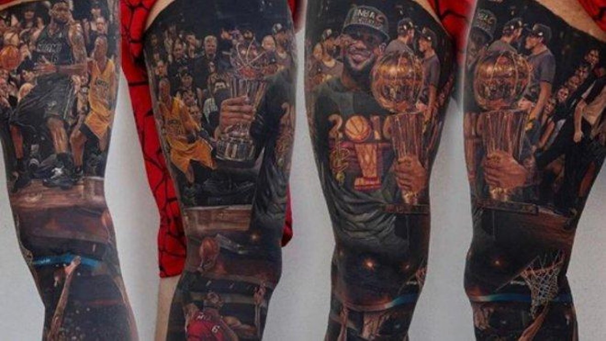 Un superfan de Lebron James se ha tatuado los éxitos de su carrera en las piernas.