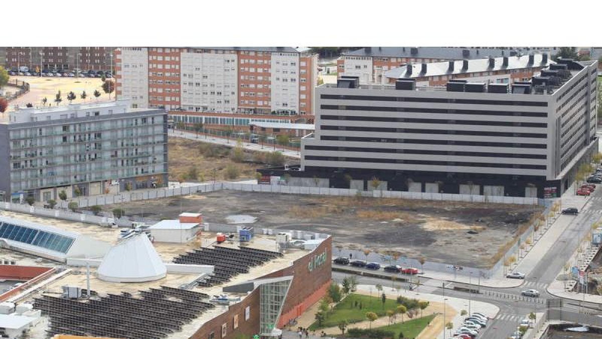 La parcela en la que se construirá la residencia de ancianos de Ponferrada está ubicada junto al centro comercial El Rosal