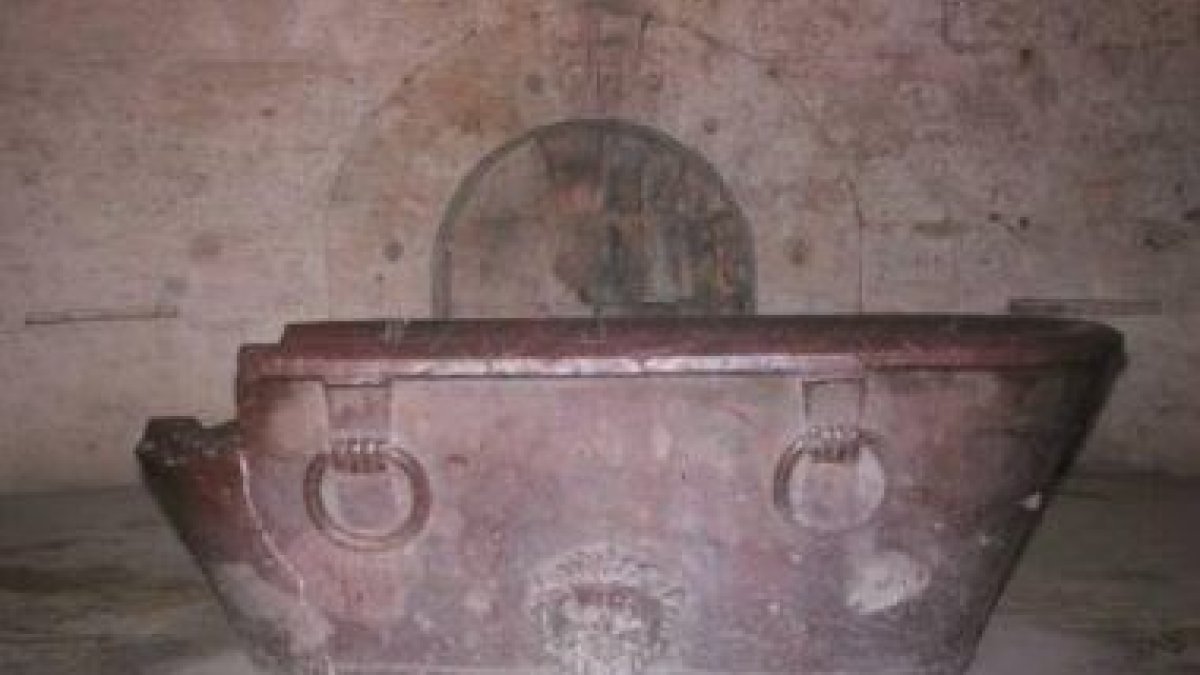 Sarcófago de pórfido en forma de bañera, donde se enterró al rey ostrogodo Teodorico, en Rávena
