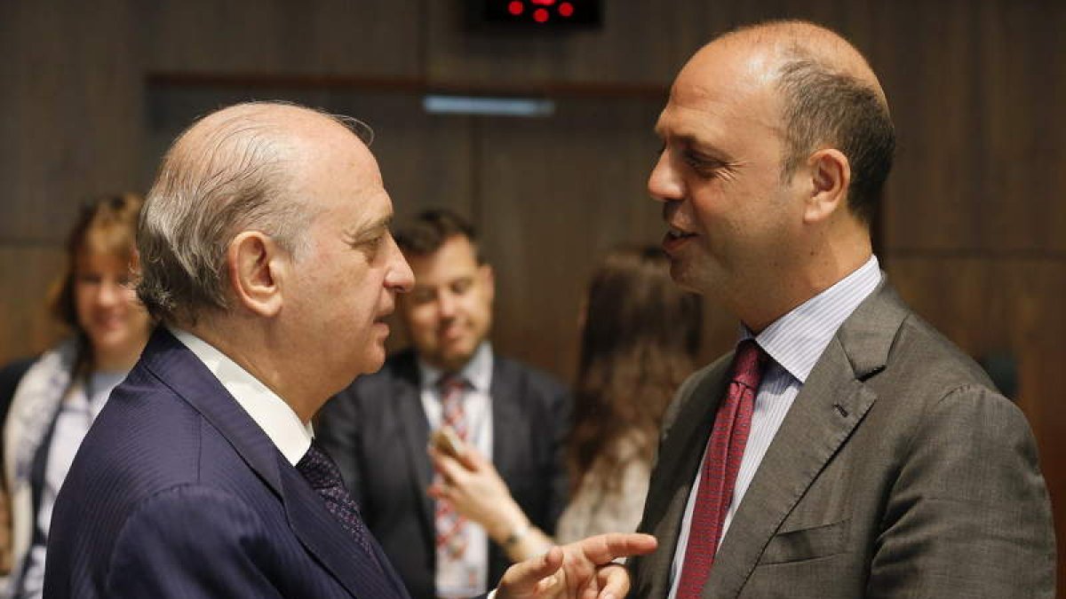 Fernández Díaz conversa con su homólogo italiano, Alfano en el consejo de ministros.