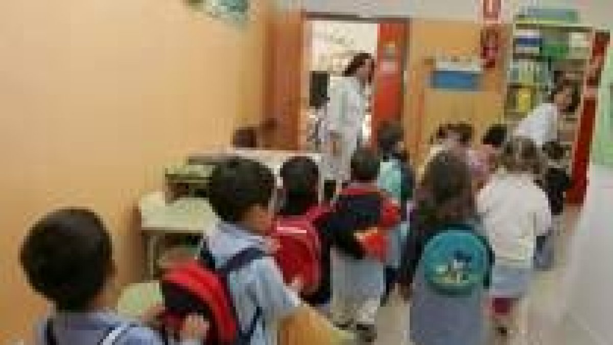 Un grupo de niños entra en una clase en uno de los colegios de León, en una imagen de archivo