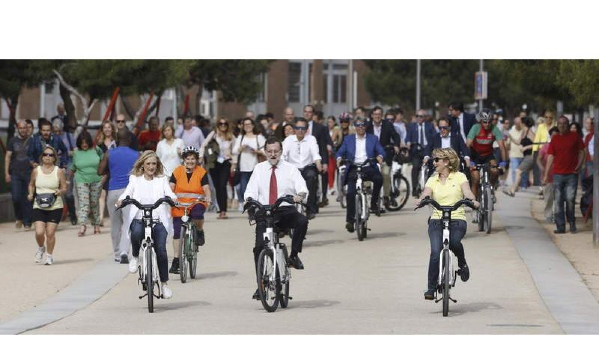 La candidata a la Comunidad de Madrid, Cifuentes, el presidente del Gobierno, Rajoy, y la aspirante a la Alcaldía, Aguirre, en su paseo en bici.