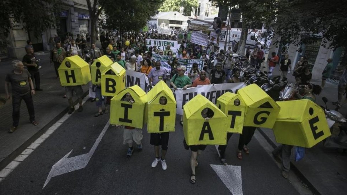 Protesta contra los precios abusivos de los alquileres, en Barcelona, este mes de junio