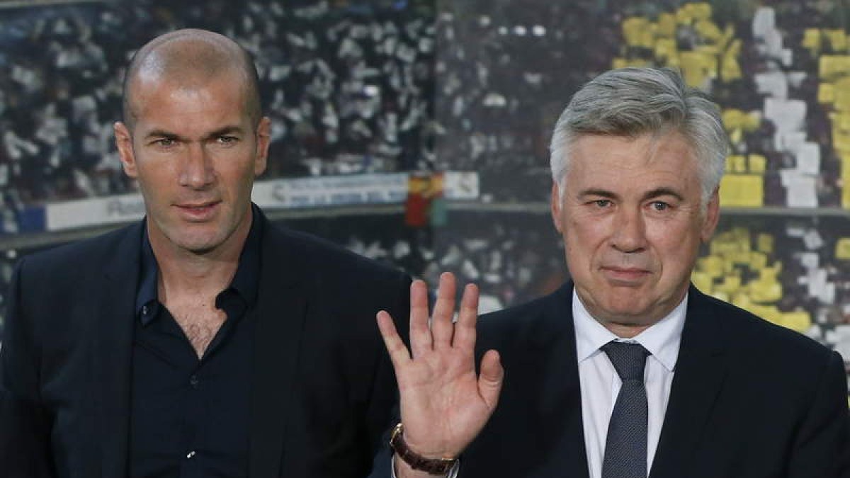 Ancelotti, escoltado por Zidane en el banquillo, abre hoy una nueva era en el Madrid.