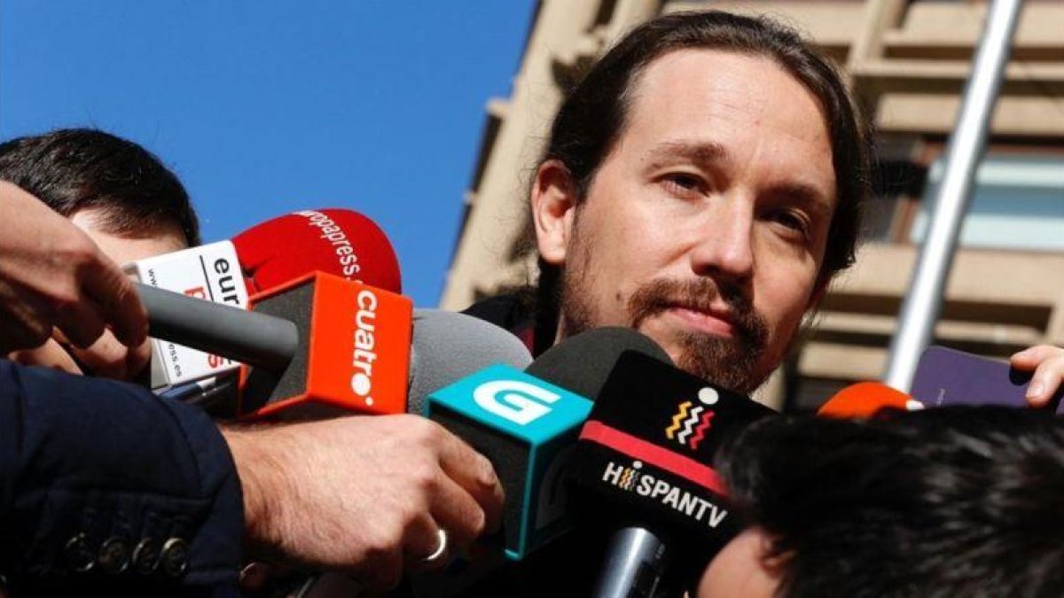 Pablo Iglesias comparece ante la prensa antes de conocer los resultados de las primarias de Podemos.