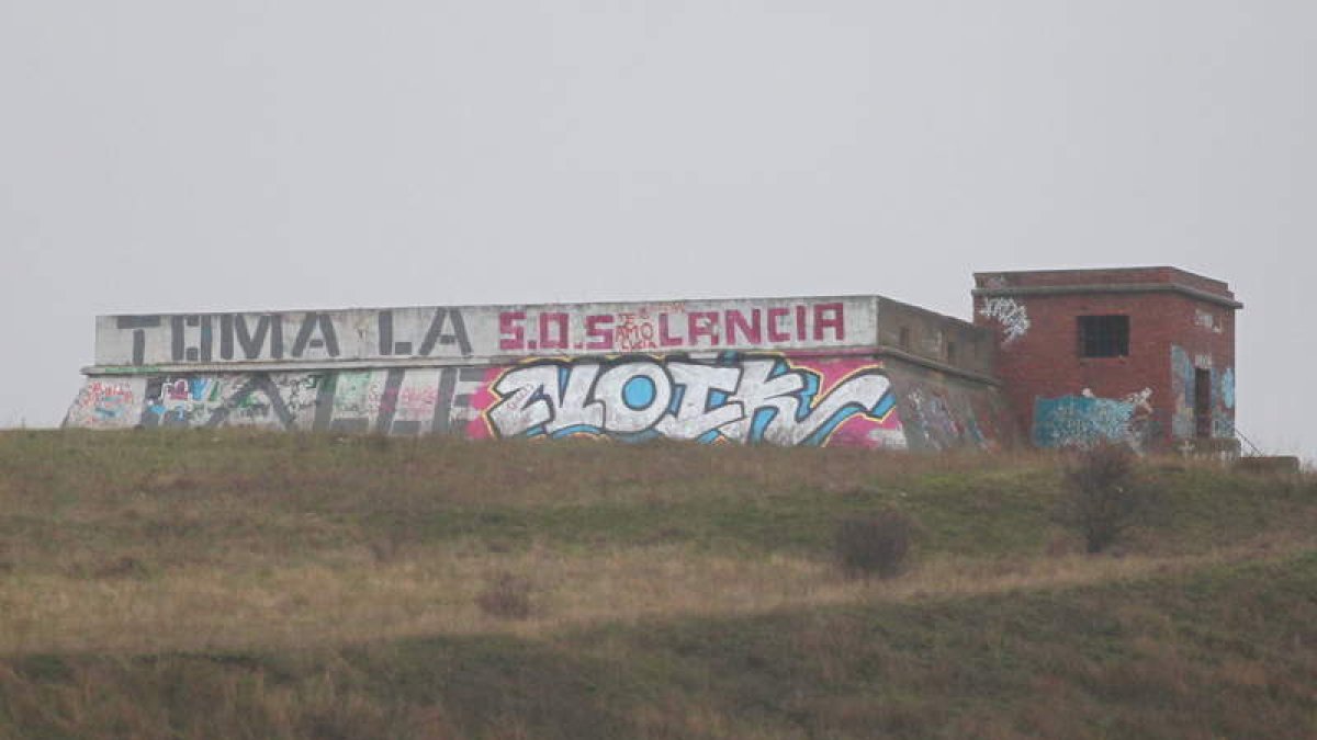 Vista del depósito de Puente Castro, ayer, con las últimas pintadas en sus muros sobre Lancia o reivindicaciones sociales.