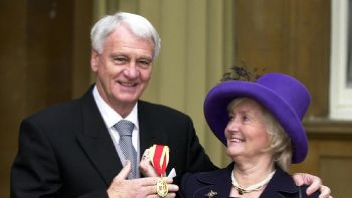 Bobby Robson con la condecoración de título de caballero del Reino Unido y su esposa, en 2002.