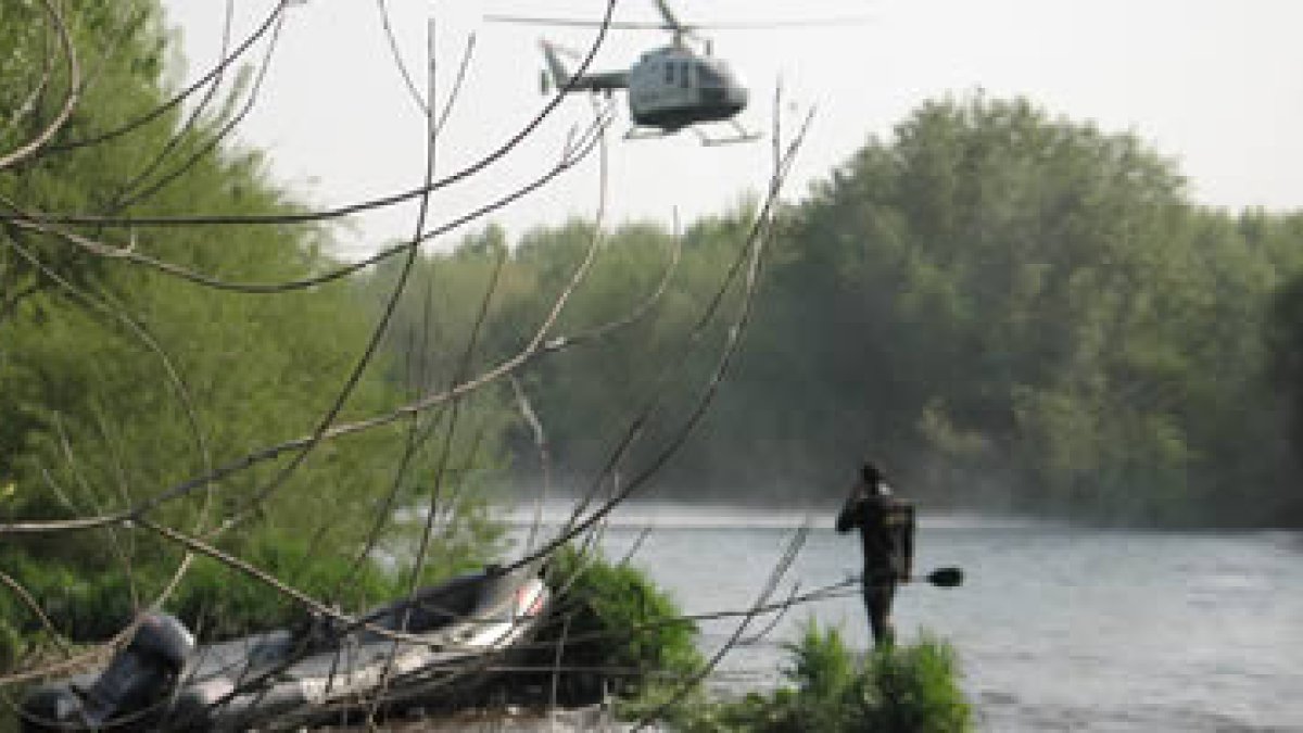 El helicóptero de la Guardia Civil, junto a unidades del GEAS, durante la búsqueda.