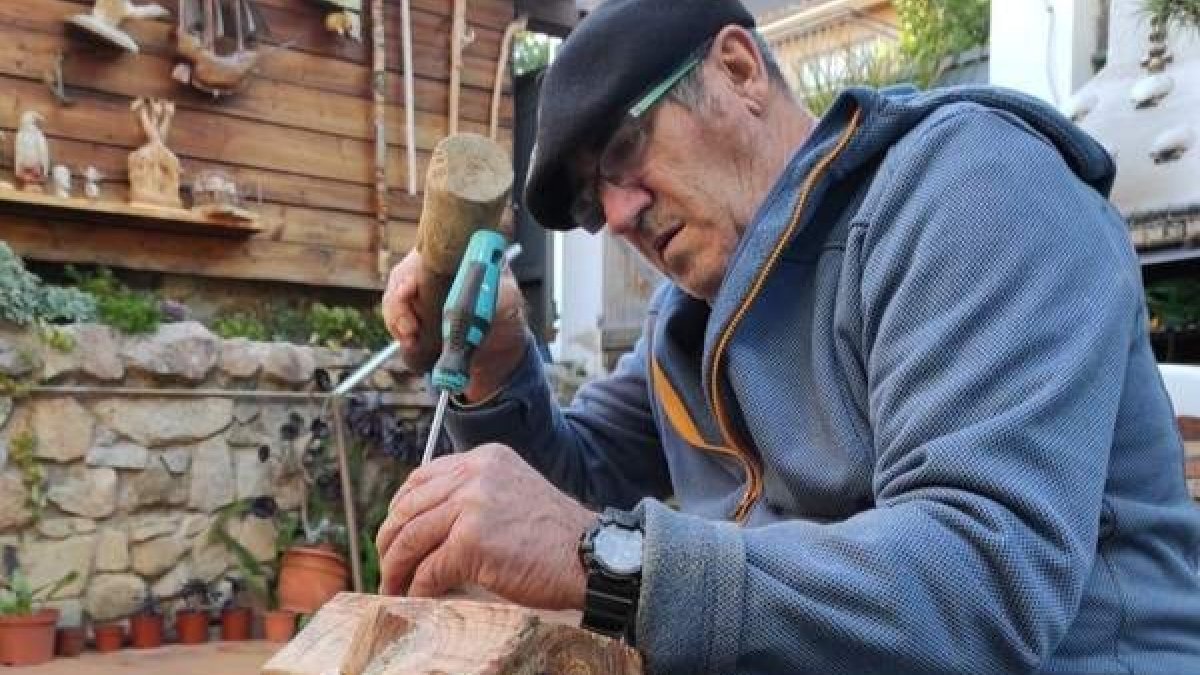 El artesano Manuel Ramos Budiño ha rehecho su pueblo, Matarrosa del Sil. DL