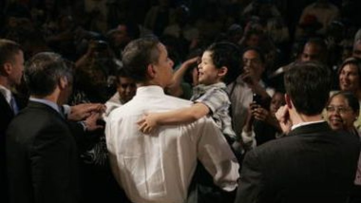 Barack Obama sostiene en sus brazos a un niño de cinco años en un acto en Ohio.