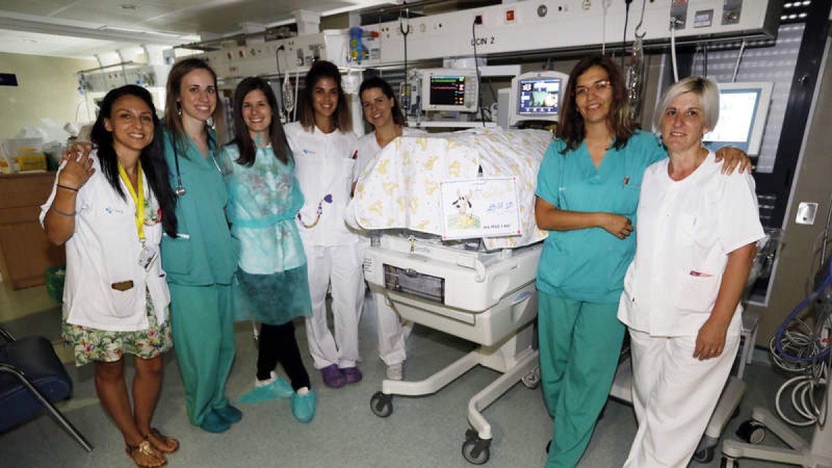 Neonatólogas y enfermeras de la UCI de Neonatología del Caule con Sara, la madre de Fernando, un gran prematuro que pelea por la vida. MARCIANO PÉREZ