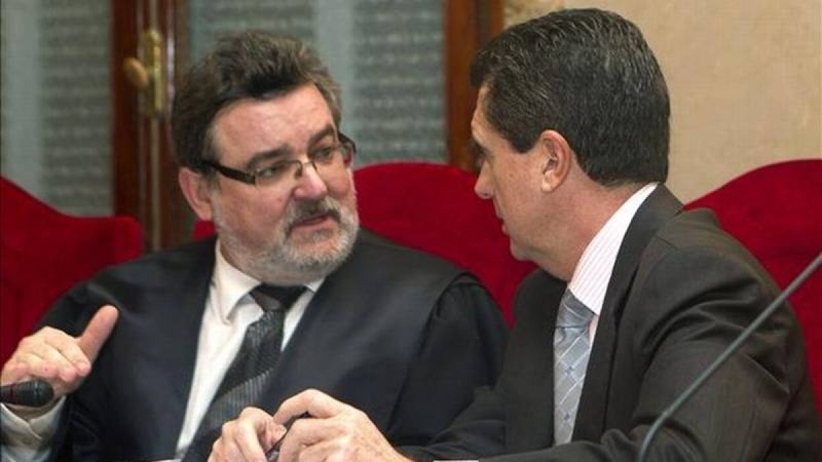 El expresidente balear Jaume Matas, este miércoles, 2 de diciembre, junto a su abogado, Miguel Arbona, en la Audiencia Provincial de Palma.