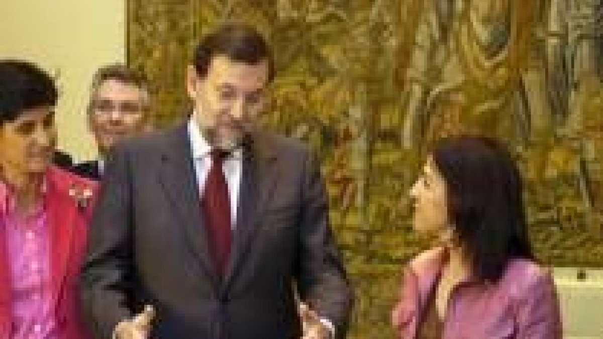 El presidente del PP, Mariano Rajoy, charla con la presidenta del Parlamento Vasco, Izaskun Bilbao