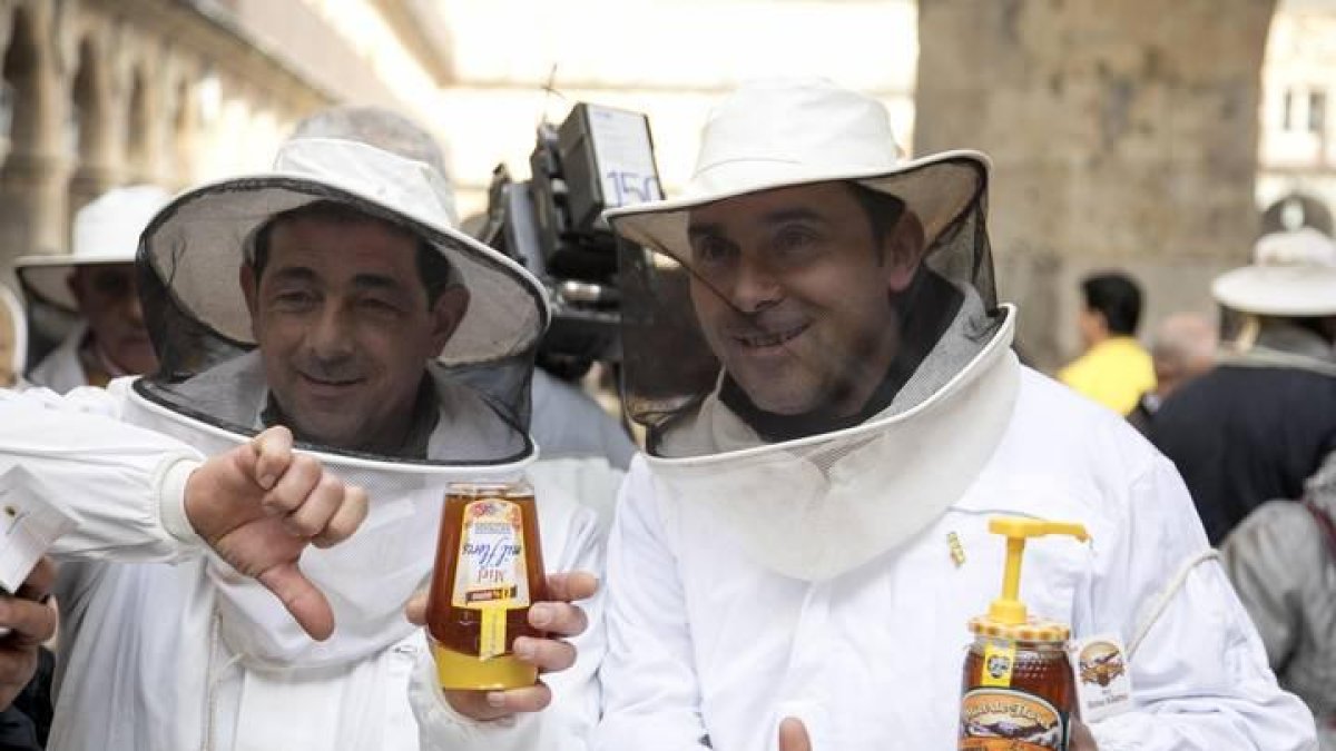 Dos apicultores protestando por la invasión de mieles extranjeras