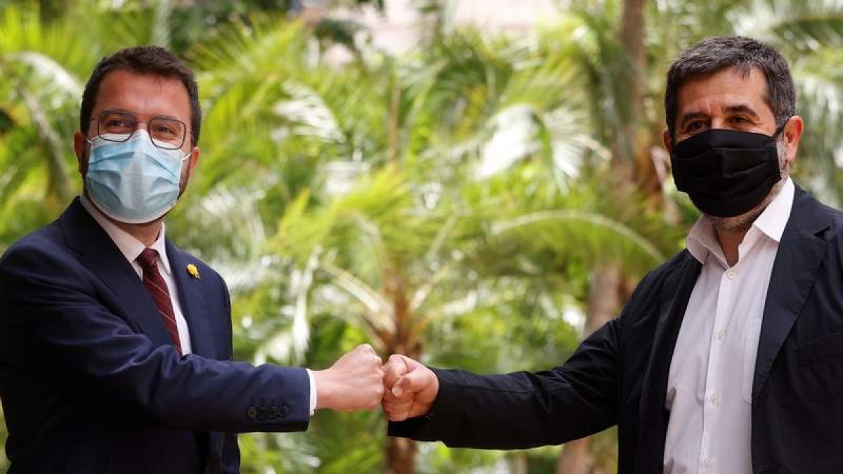 Pere Aragonès y Jordi Sanchez tras cerrar el acuerdo de gobierno de coalición. QUIQUE GARCÍA