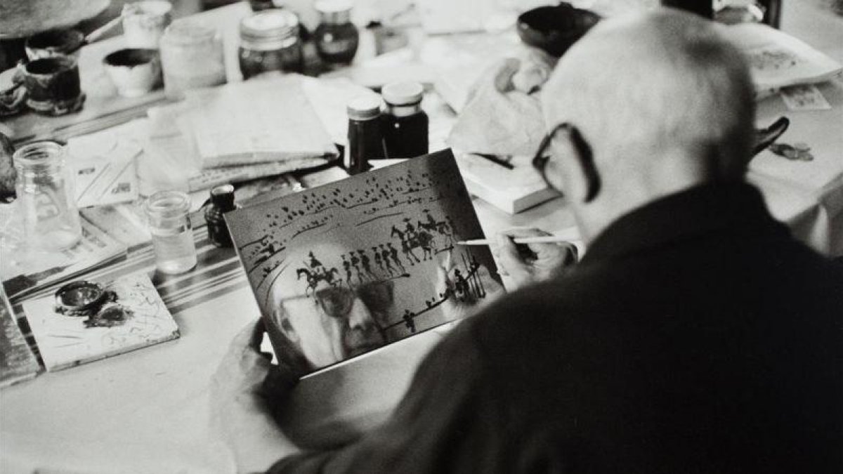 Picasso en su taller de La Californie, en 1957.