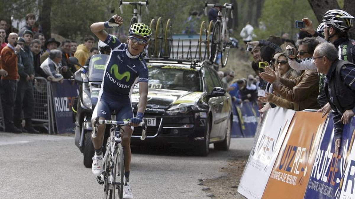 El corredor colombiano del Movistar Team, Nairo Quintana, cruza la meta como vencedor.