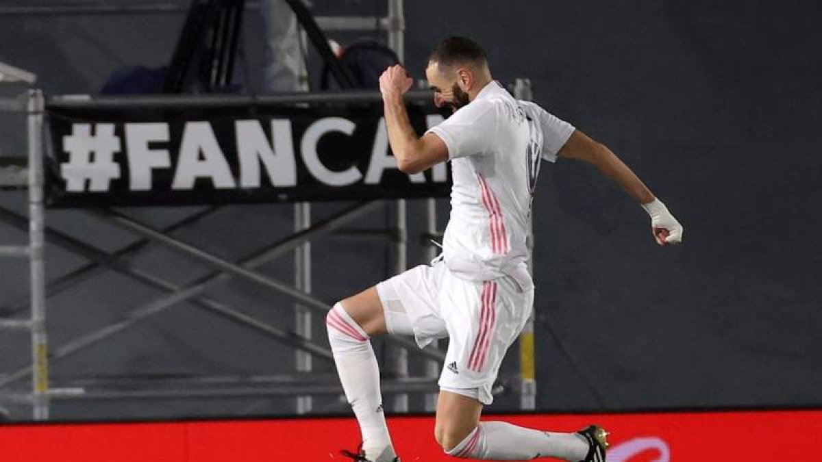 Karim Benzema celebra el segundo gol del Real Madrid frente al Granada. JUANJO MARTÍN