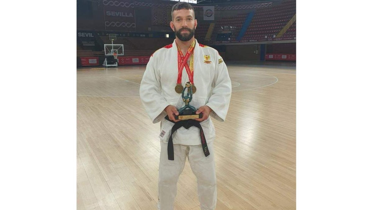 Alejandro Escobar posa con su trofeo de campeón de España. DL