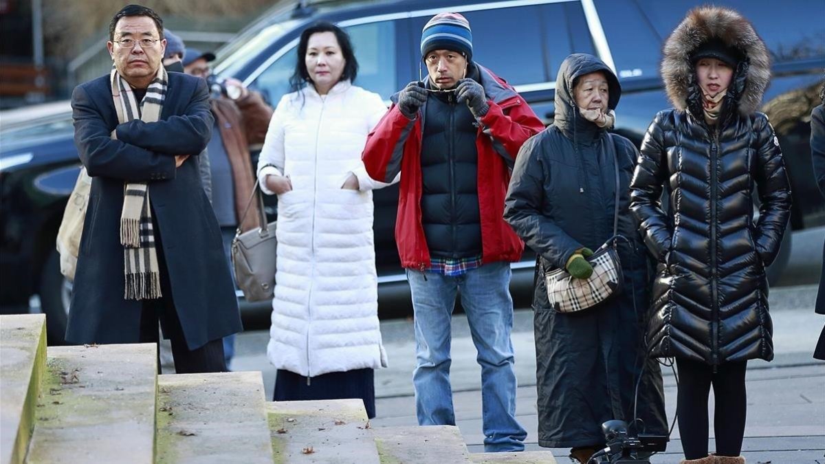 Un grupo de personas espera frente a la Corte Suprema de Vancúver durante la vista celebrada contra Meng Wanzhou.