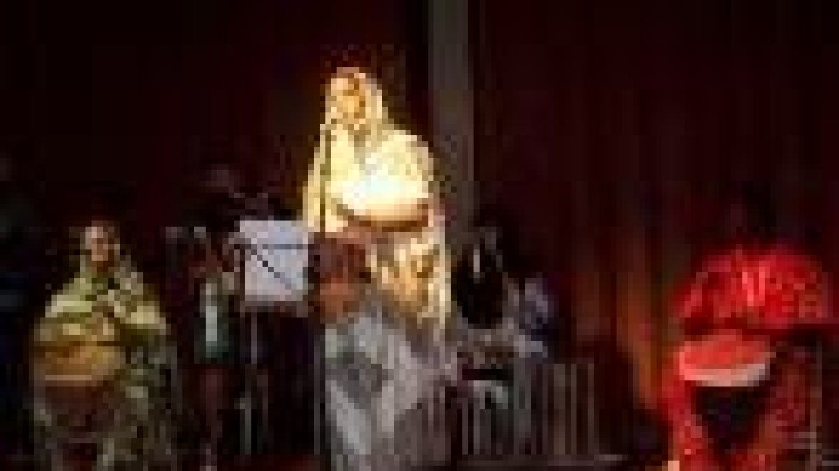 La cantante sahararui Aziza Brahim actúa como artista invitada