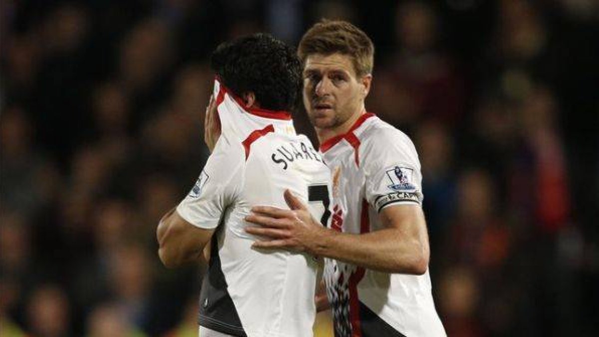 Gerrard consuela a Suárez tras un pinchazo del Liverpool en la Premier la temporada pasada.