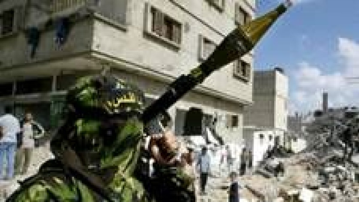Un combatiente palestino vigila una zona de Rafah arrasada por Israel
