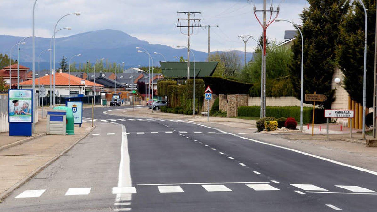 La parcela se sitúa a la entrada de Carbajal de la Legua, cerca de la farmacia.