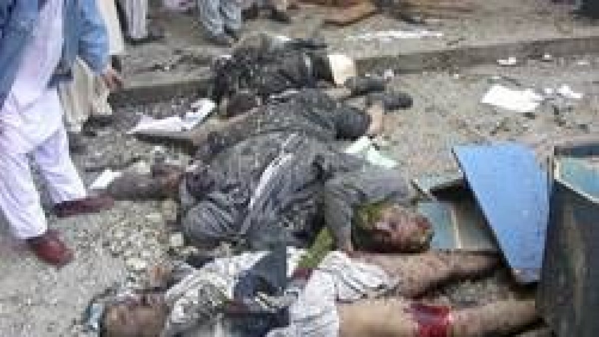 Imagen de varios cadáveres tras el atentado cometido en Pakistán