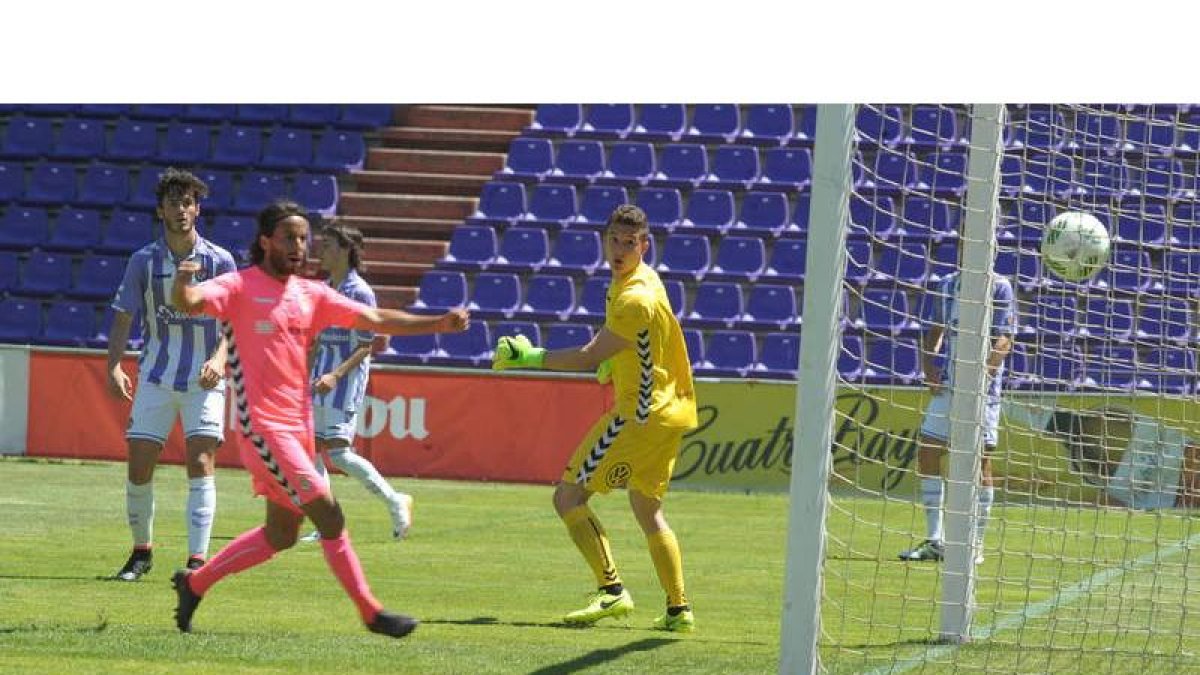 Ortiz celebrando un tanto en el encuentro ante el Valladolid B en el estadio José Zorrilla. MAR GONZÁLEZ