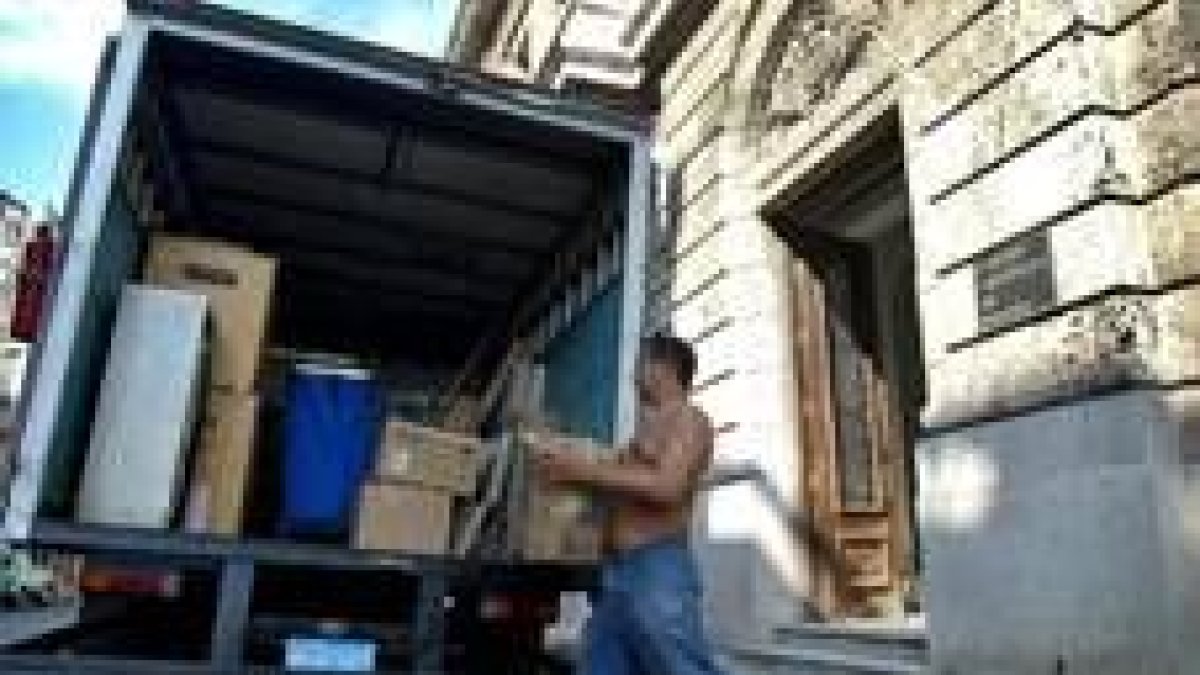 Un hombre carga cajas en un camión durante una mudanza
